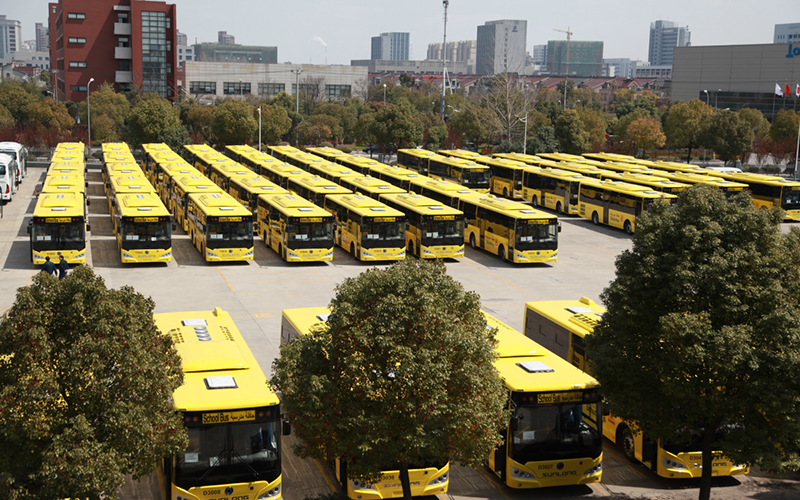 2015年，120臺SLK6109校車在申龍工廠整裝待發(fā)沙特市場。