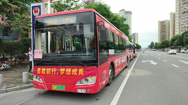 596輛申龍純電動公交車護(hù)航學(xué)子追夢之路